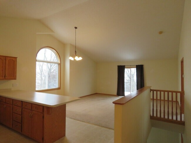 Building Photo - Exceptional END unit RAMBLER style town ho...