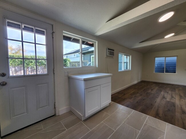 Foto del edificio - 715 Boyes Blvd