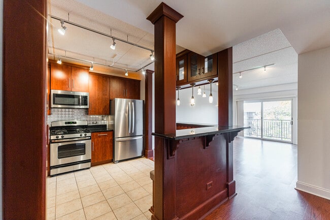 Building Photo - 125 Lakeview Dr