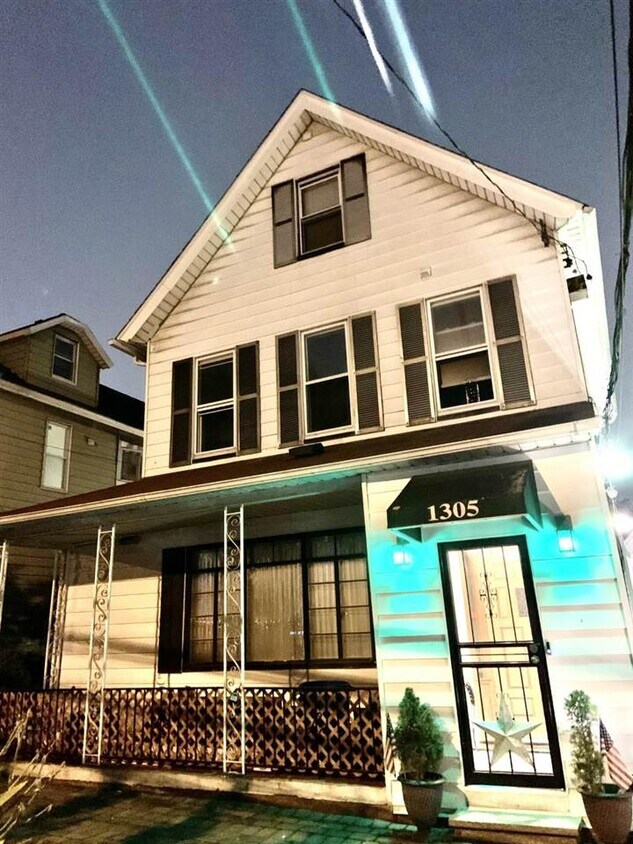 Primary Photo - 1305 51st St