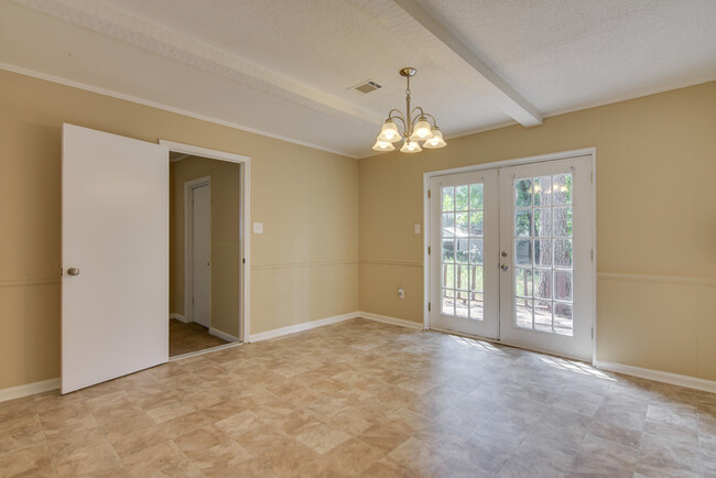 Building Photo - Spacious Four Bedroom
