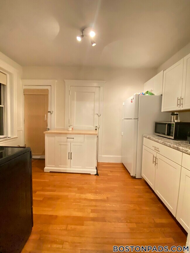 Building Photo - 16 Lakeville Rd