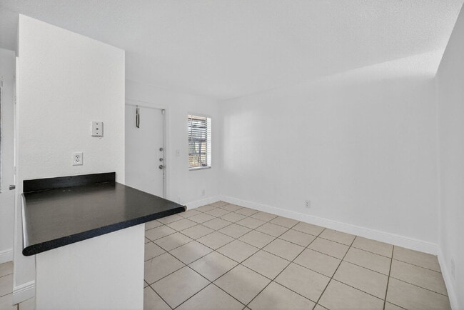 Foto del edificio - QUICK MOVE IN - FIRST MONTH FREE | Bright & Modern 1-Bedroom Apartment in Prime Oakland Park Loca...