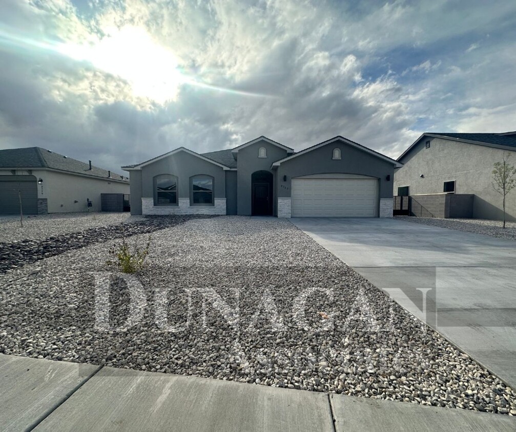 Foto principal - New Construction Home! 3 Bedroom 2 Bath, w...