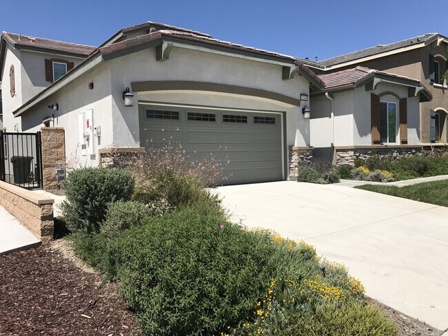 Foto del edificio - Private large 4 bed NextGen, with double living rooms, kitchens and laundries.