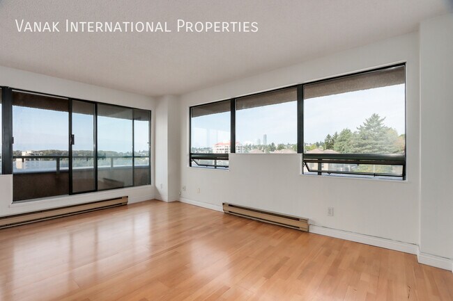 Photo du bâtiment - 2 Bed, 2 Bath Condo + Views, Parking & Amenities (New Westminster)