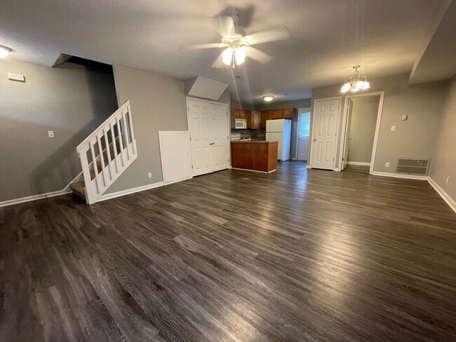 Building Photo - 2BD/2.5BA Townhome