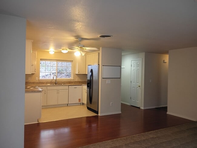 Building Photo - MM2240-1