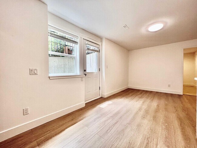Photo du bâtiment - 16594-16561 61 Ave