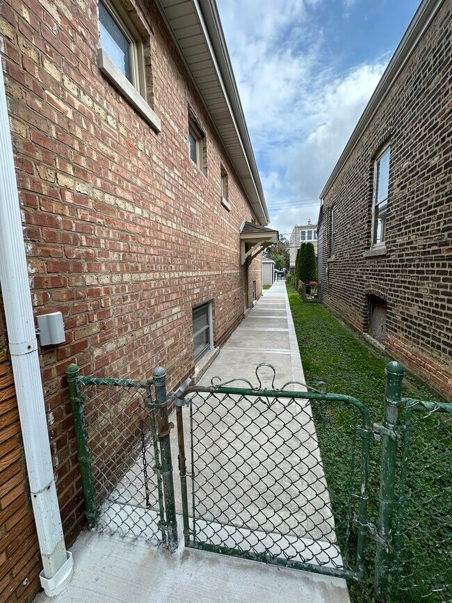 Building Photo - 5029 S Artesian Ave