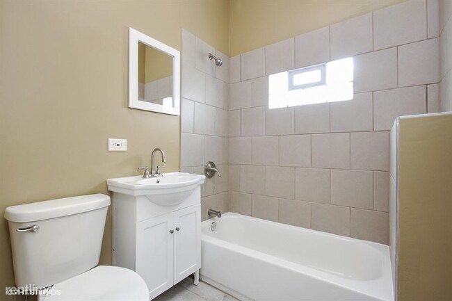 Building Photo - 3 br, 1 bath Apartment - 8720 S Mackinaw Ave