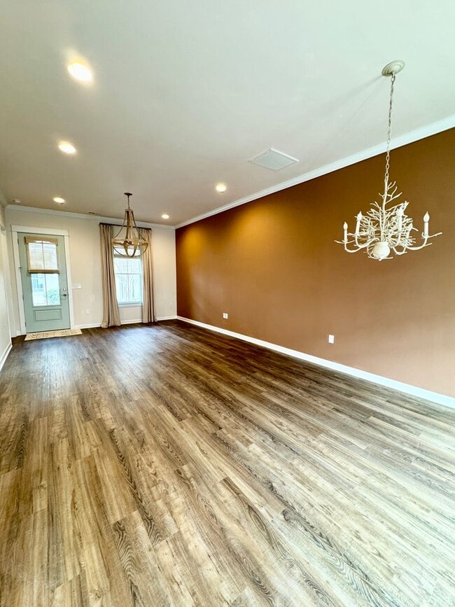 Building Photo - Upscale Townhome in Market Common! MOVE-IN READY!