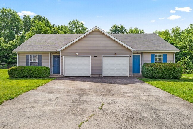 Building Photo - Newly Updated Townhome Close to Gate 1