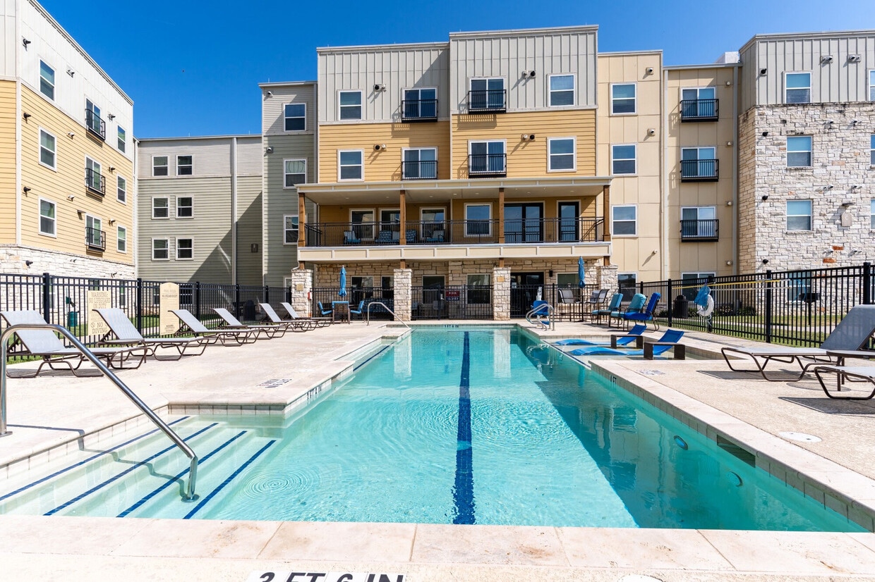 Primary Photo - Sansom Pointe Senior