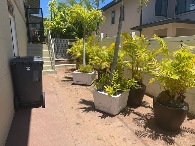 Building Photo - Ocean View 3 Bedroom Duplex Available Now in Kaimuki