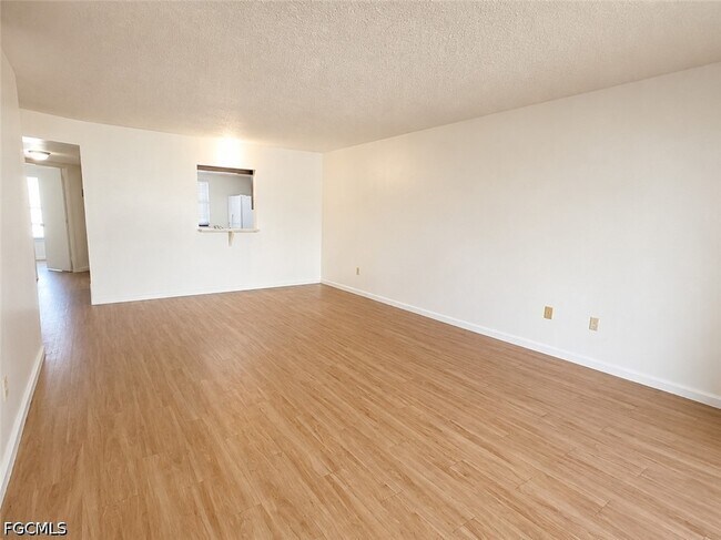 Foto del edificio - 4440 Orchid Blvd