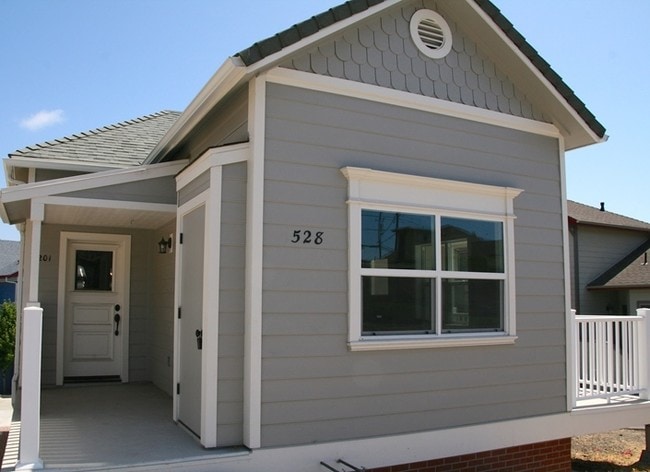 Building Photo - 528-530 E Branch St
