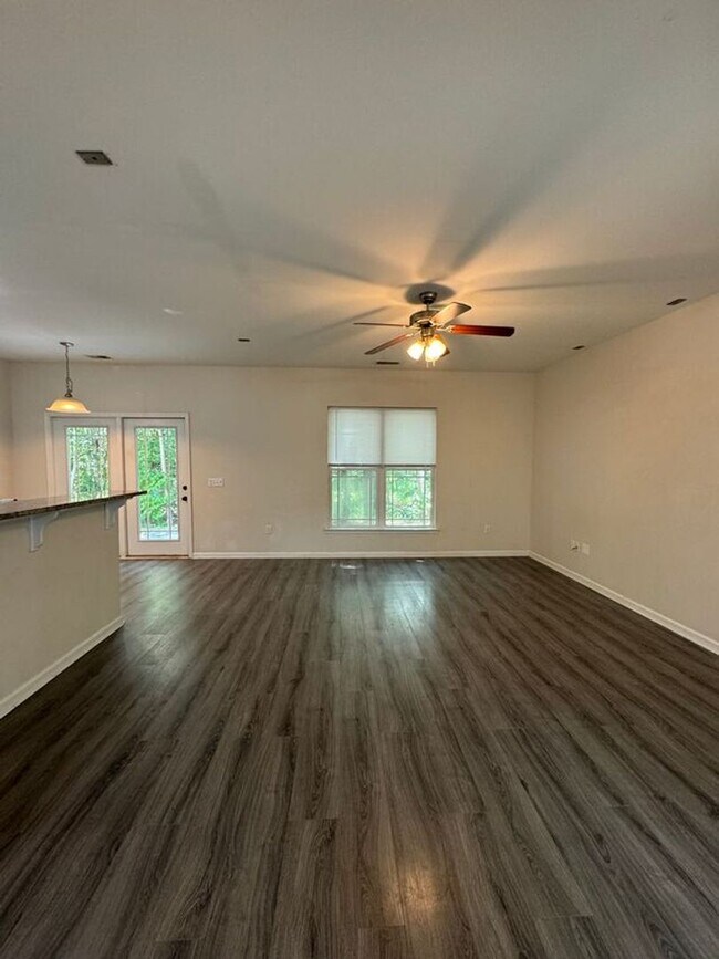 Building Photo - 670 Summer Hill Way
