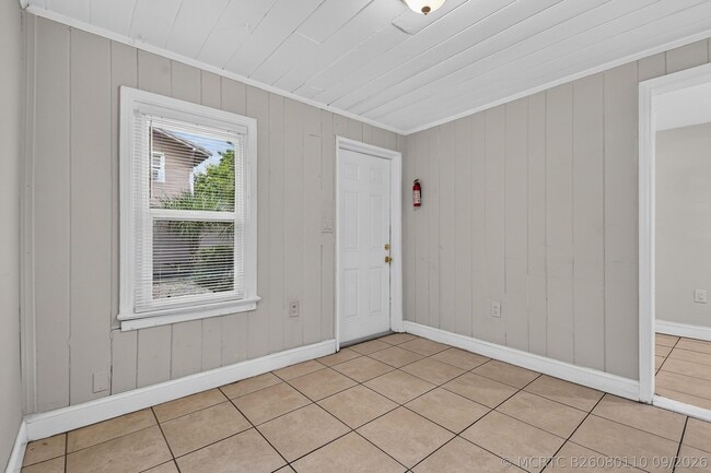 Building Photo - 885-887 7th St