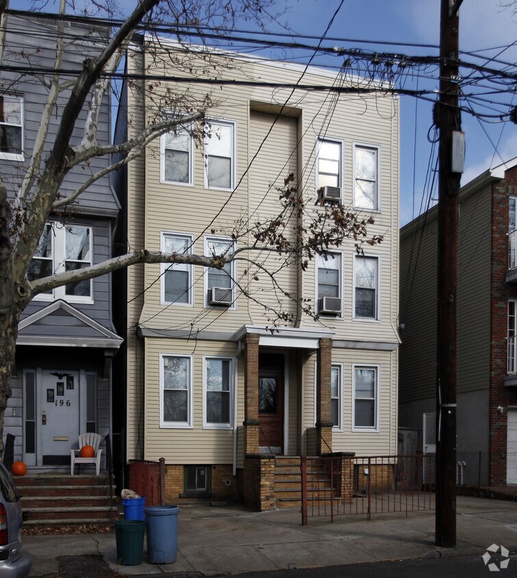 Foto del edificio - 194 Manhattan Ave