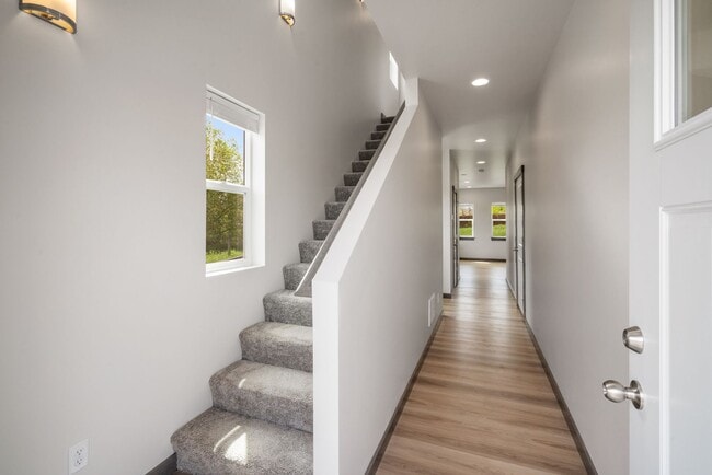 Foto del edificio - Pet Friendly! Gorgeous 3 Bedroom condo with double stall attached garages with AC.