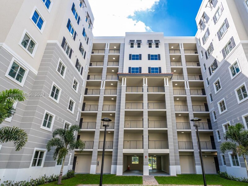 Foto principal - 400 NW 112th Ave