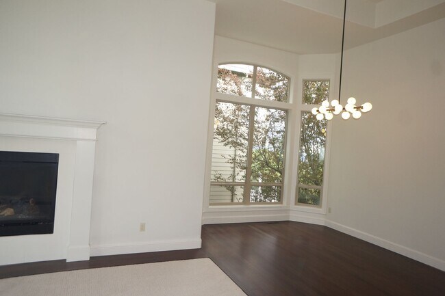 Foto del edificio - Exquisite NW Portland 4 bedroom with panoramic views