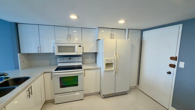 Foto del edificio - Spacious One Bedroom Two Bath Condo with Parking at Buckley Towers in North Miami Beach
