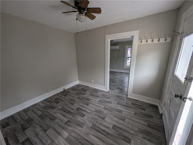 Building Photo - 613 6th St