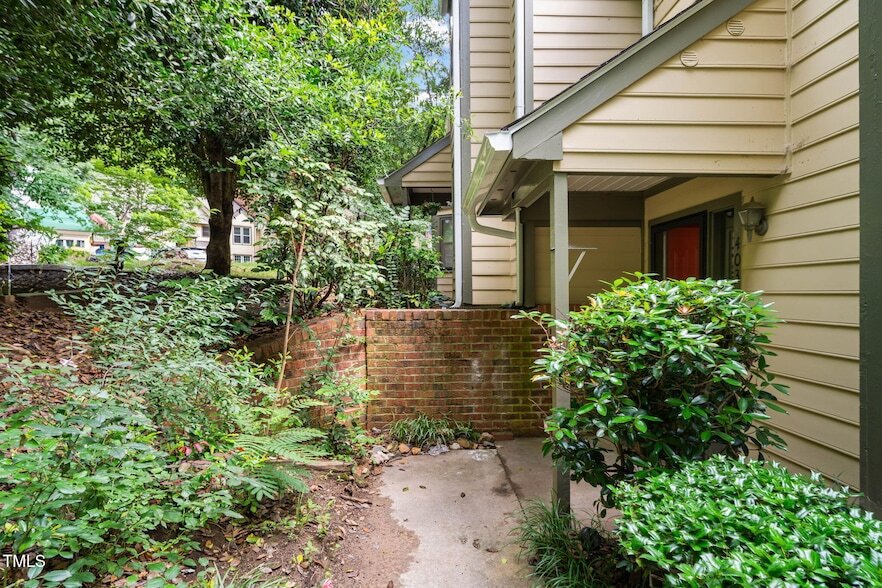 Primary Photo - 403 Broad Leaf Cir