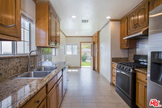 Building Photo - 4116 Verdugo View Dr