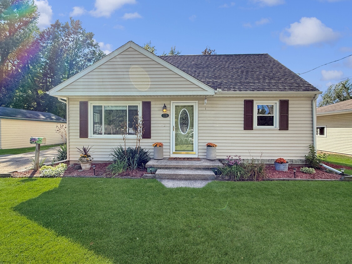 Photo - 1118 Pine St (Grand Ledge, MI)