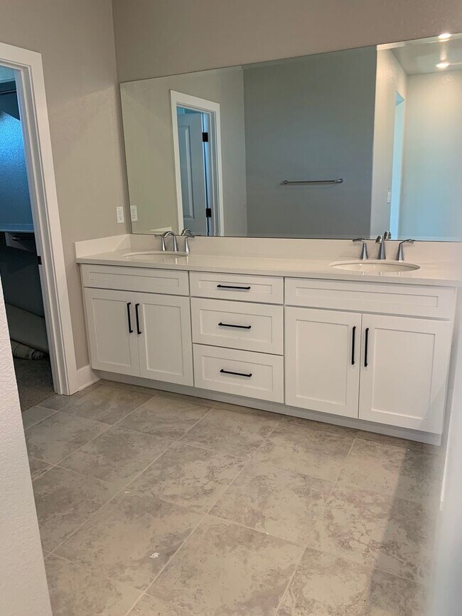 Building Photo - Solar 4 Bedroom Home in Whitney Ranch!