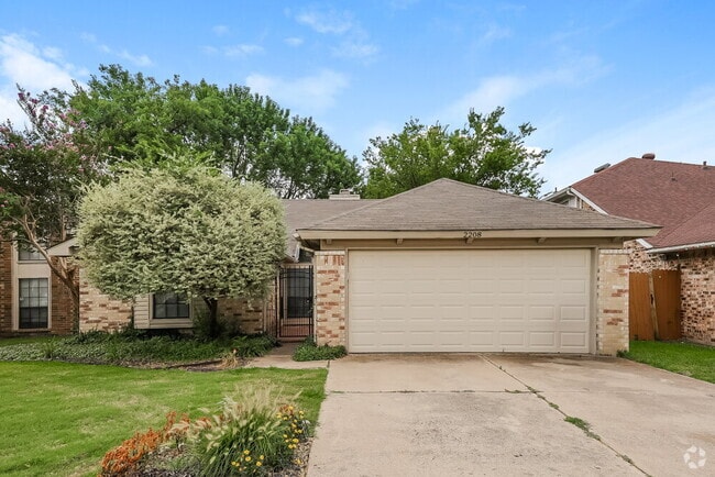 Building Photo - 2208 Gladstone Dr