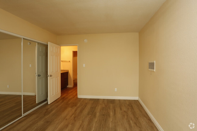 Bedroom - Glenwood Apartments