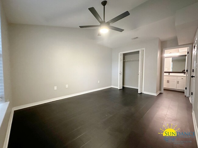 Building Photo - Beautiful 3 Bedroom Townhouse in FWB!