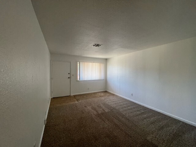 Building Photo - Gorgeous 3 bedroom, 2 bathroom duplex in S...