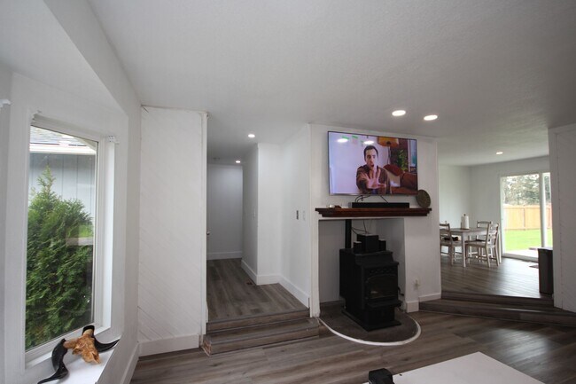 Foto del edificio - Renovated 3-bedroom 2 bath rambler on a fl...