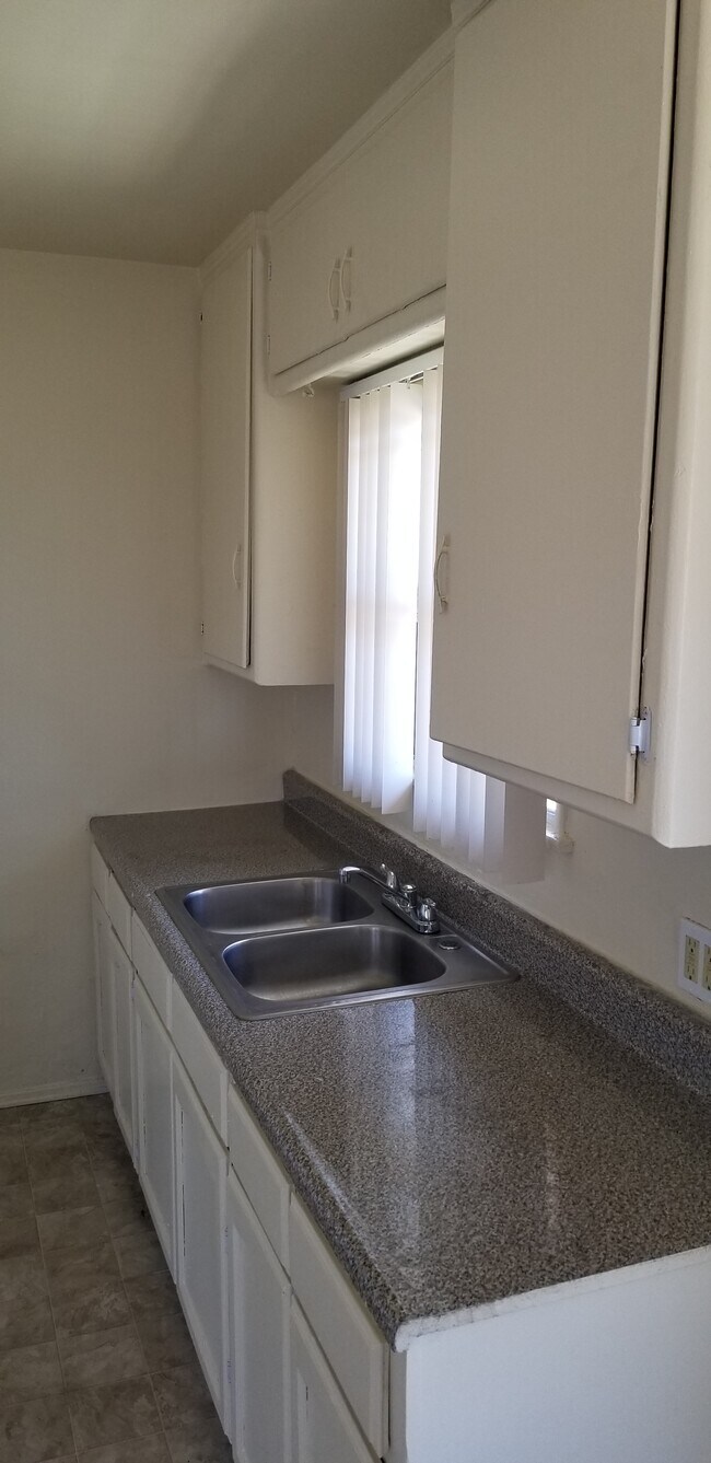 kitchen area - 11827 S Figueroa St
