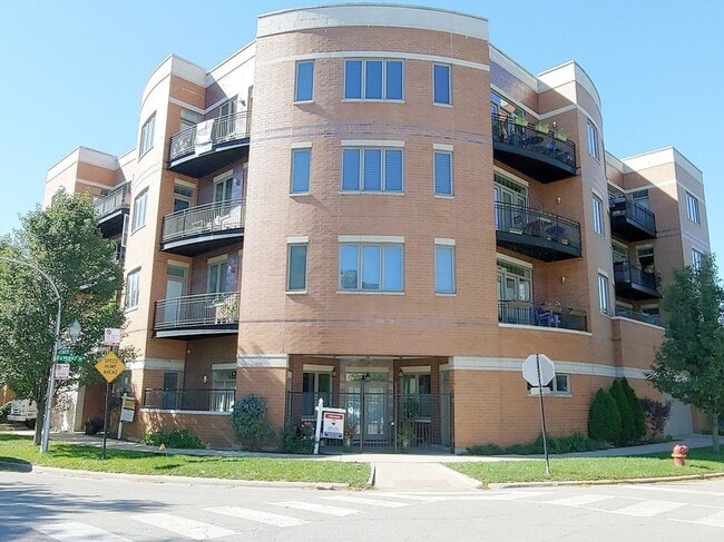 Building Photo - 4150 N Kenmore Ave