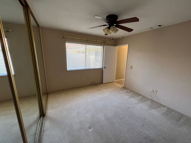 Building Photo - Gated Redhill Country Club Condo!