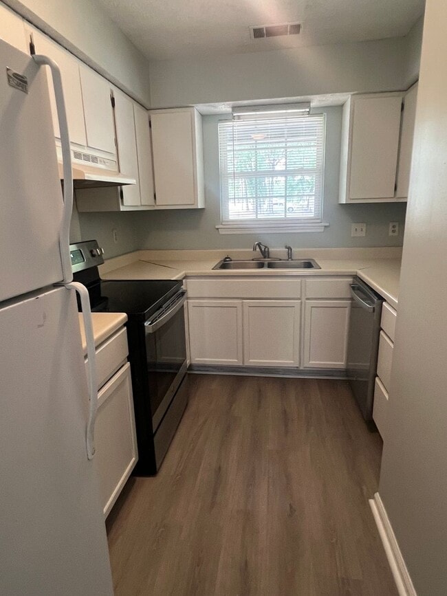 Building Photo - Affordable 2 Bed / 2 Full  Bath One-Level ...