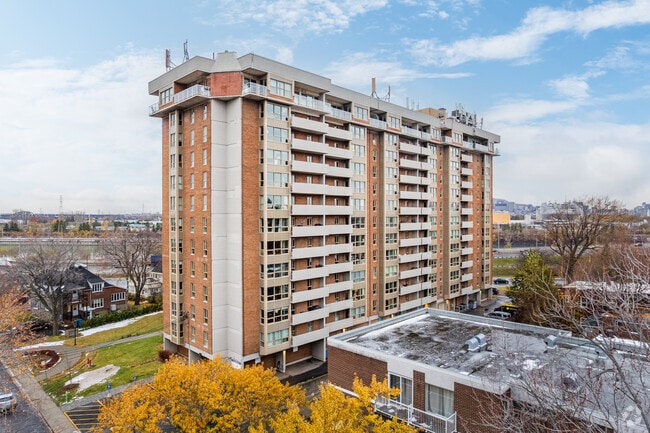 Building Photo - Le Sans Soucy