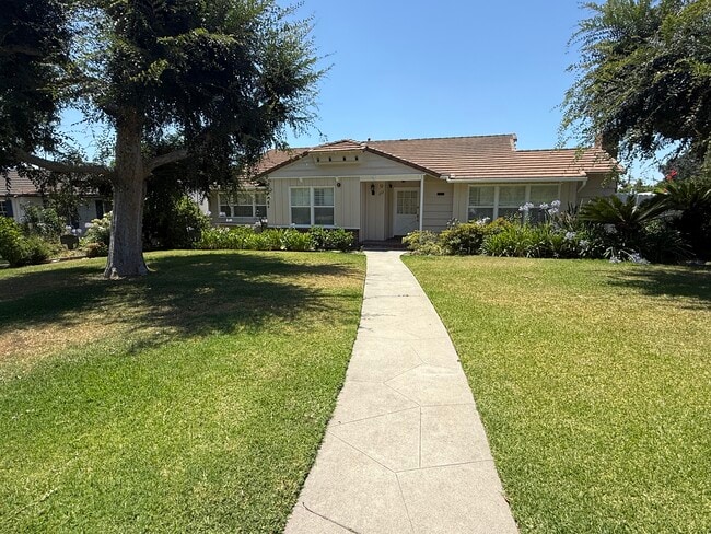 Building Photo - 1162 Panorama Dr