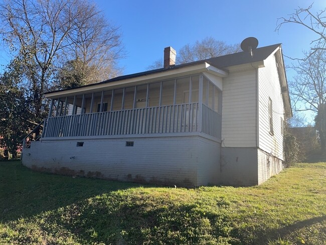 Building Photo - Spacious Anderson Home