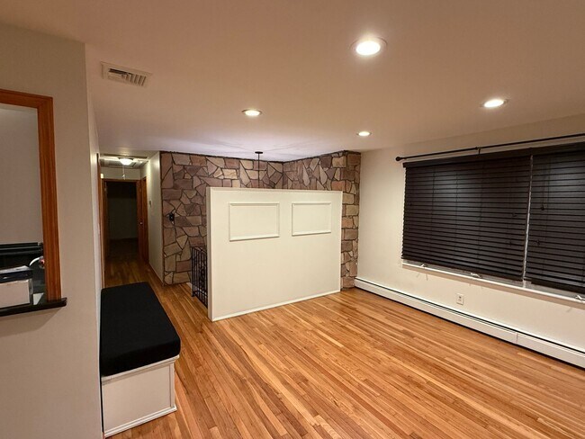 Foto del edificio - Charming 3BR apartment in East Meadow