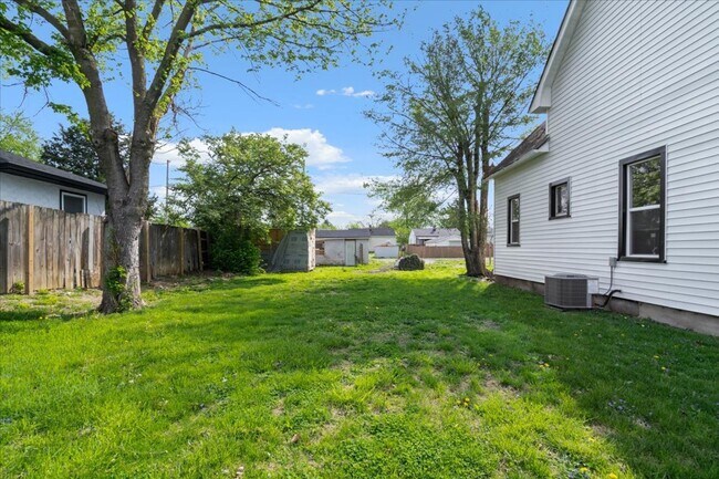 Building Photo - Spacious 4 Bedroom, 2 Bath Home with Detached 2-Car Garage!