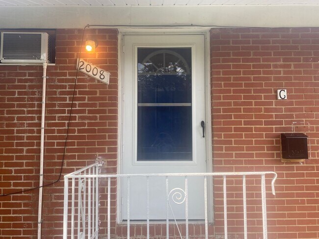 Foto del edificio - Lovely 1 Bedroom Apartment Near Duke West and Hospital