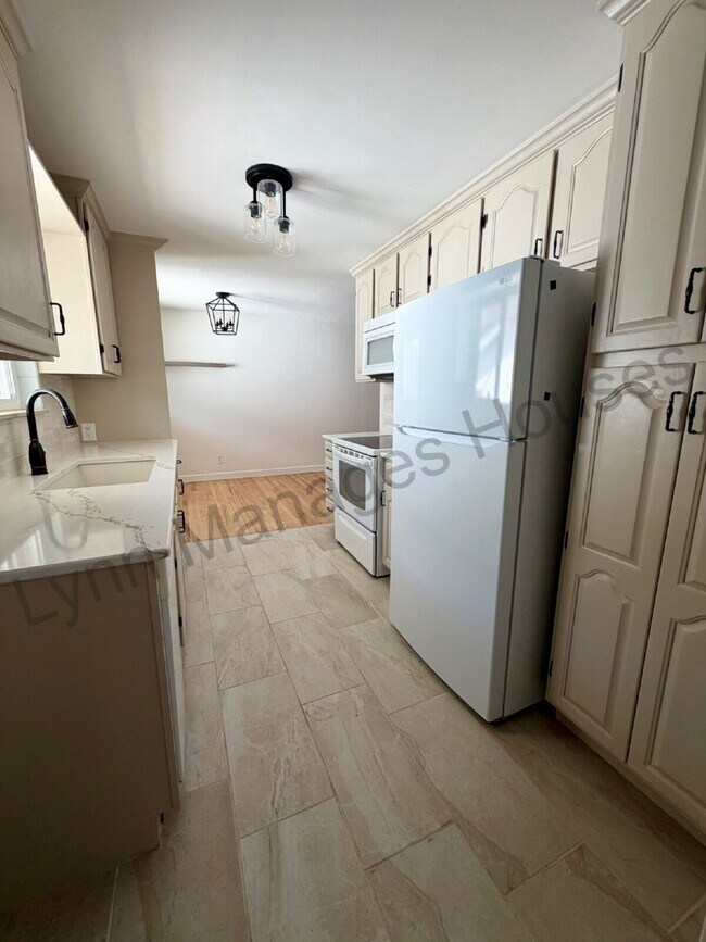 Building Photo - Great North Location - Single Family Home