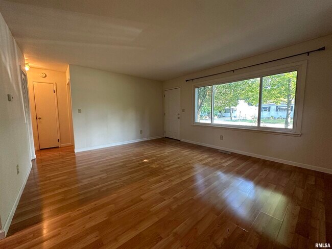 Foto del edificio - 1712 E Knox Ave